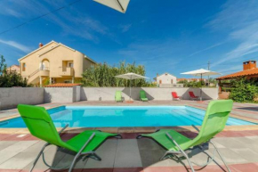 Apt DELLA with Pool, 50m from beach